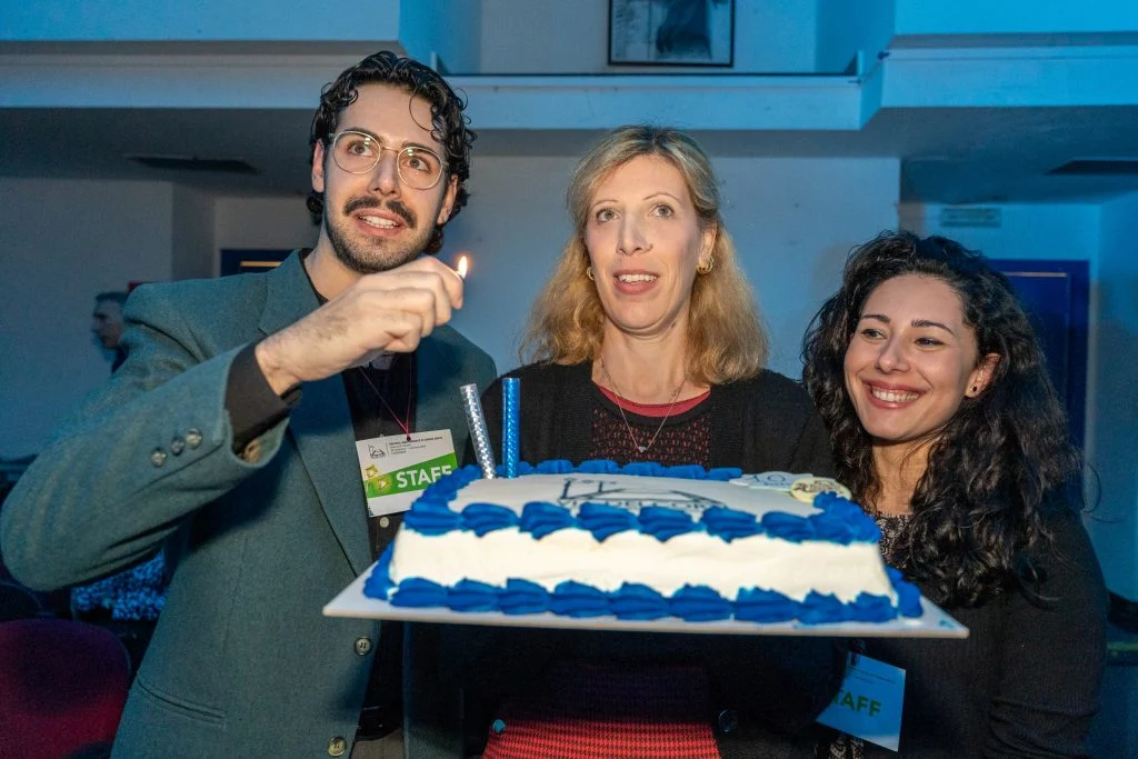 Lo staff di Via dei Corti festeggia l’edizione 2025